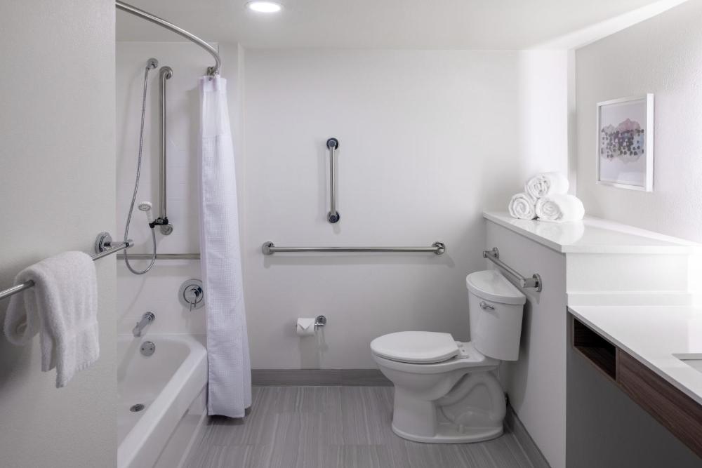 Standard King Room with Mobility Accessible Tub interior